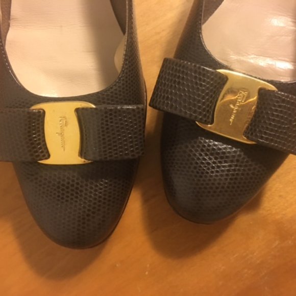 Salvatore Ferregamo Vara Bow Leather Pumps (Size 7.5) - Picture 4 of 11